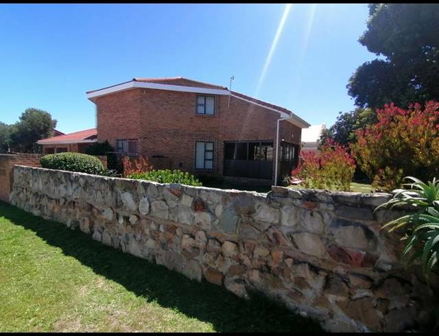 5 BEDROOM HOUSE FOR SALE IN SANDBAAI